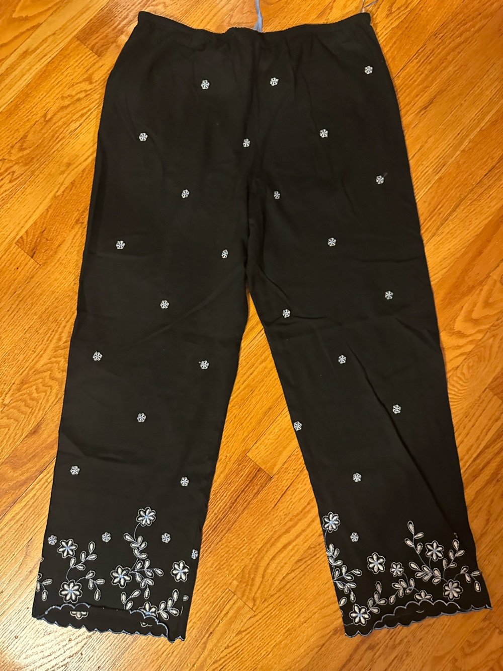 Black Floral Embroidered Leggings - Picture 3 of 3